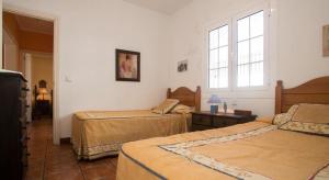 1 dormitorio con 2 camas y ventana en Casa Tiati, en Puerto del Carmen