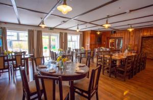 Restoran või mõni muu söögikoht majutusasutuses Lydons Lodge Hotel