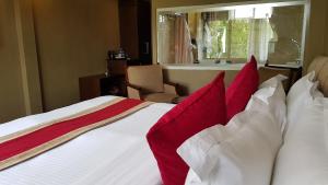 Llit o llits en una habitació de Himalayan Front Hotel by KGH Group