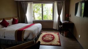 Llit o llits en una habitació de Himalayan Front Hotel by KGH Group