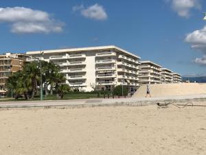 ラ・ピネーダにあるA pie de playa y PortAventuraWorldのスケートボードランプ付きの海辺の建物