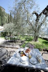 un tavolo blu con una ciotola di cibo sopra di Prà de la Fam B&B a Tignale