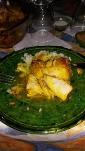 un plato verde de comida en una mesa en Kasbah Iswan, en Kalaat MGouna