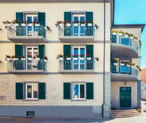 un edificio con balcones con flores. en Le Residenze del Centro en Olbia