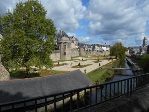 een uitzicht op een groot gebouw met mensen die er omheen lopen bij maison individuelle mr Alaphilippe in Vannes