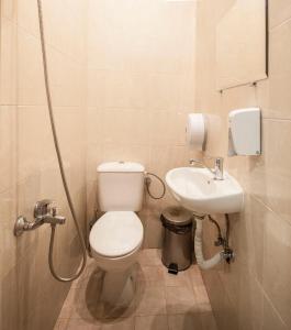 uma casa de banho com um WC e um lavatório em Sofia Central Guest Rooms em Sófia