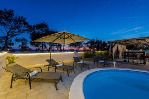 Bazén v ubytování Four bedroom holiday home Horizon nebo v jeho okolí