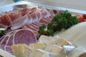 ein Tablett mit verschiedenen Fleischsorten und Käse in der Unterkunft Hotel Faxe Schwarzwälder Hof in Kappelrodeck