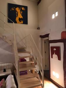 a room with a staircase and a bunk bed at Apartamento loft la casa de las Pajaritas in Pasarón