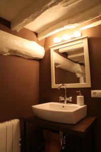 y baño con lavabo blanco y espejo. en Apartamento loft la casa de las Pajaritas en Pasarón