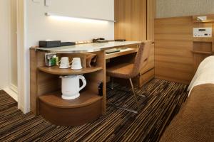 東京的住宿－濱松町京王布萊索經濟型酒店，酒店客房配有书桌和床。