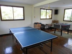 una habitación con una mesa de ping pong. en Sabai Resort en Ao Nang Beach