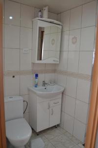 La salle de bains est pourvue de toilettes et d'un lavabo. dans l'établissement Липинський, à Lipiny