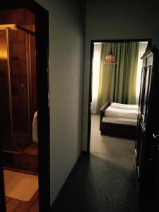 Habitación con dormitorio con cama y espejo. en Gasthof Tischlerwirt en Kitzeck im Sausal