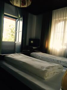En eller flere senge i et værelse på Gasthof Tischlerwirt