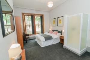 A bed or beds in a room at Townhouse No 12