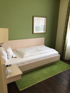 a bedroom with a bed with a green wall at Akzent Hotel-Restaurant Albert in Dorsten