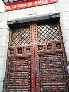 マドリードにあるCASA REINA- Classical with Lift in Sol and Mayorの大きな木製のドア