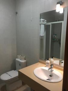 A bathroom at Hotel Albanta