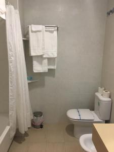 A bathroom at Hotel Albanta
