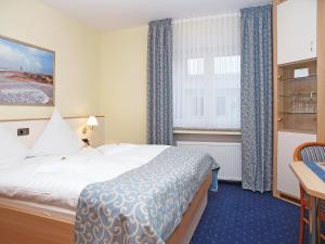 Ein Bett oder Betten in einem Zimmer der Unterkunft Haus Thorwarth - Hotel garni
