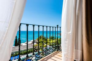 a balcony with a view of the ocean at Toboso Apar - Turis in Nerja
