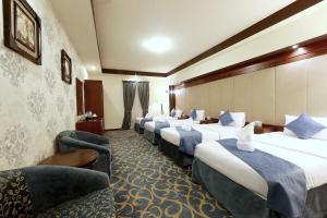 Postel nebo postele na pokoji v ubytování Burj Al Saif Hotel ـ فندق برج السيف