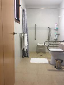 A bathroom at Hotel Albanta