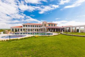 バルガルヴォにあるComplex Villas Kaliakra & Gradinaの庭にスイミングプールがある大きな家