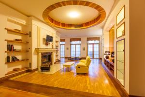 Complex Villas Kaliakra & Gradina的电视和/或娱乐中心