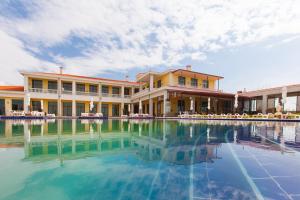 Complex Villas Kaliakra & Gradina内部或周边的泳池