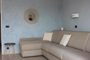 un soggiorno con divano e specchio di Les Agrumes a Varigotti