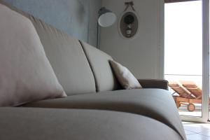 un letto con cuscini bianchi in una stanza con finestra di Les Agrumes a Varigotti