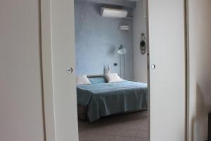 ヴァリゴッティにあるLes Agrumesのベッドルーム1室(青いベッドカバー付)