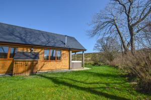 Bygningen som feriehuset ligger i + 6 billeder