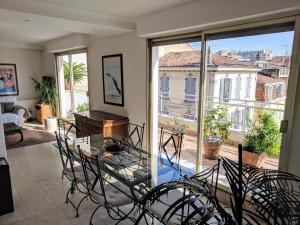 sala de estar con mesa de cristal y sillas en Citilet 6 Bright, open-plan with large terrace, en Cannes