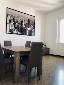 ein Esszimmer mit einem Holztisch und Stühlen in der Unterkunft Appartamento "Dolce Nelly" in Sestri Levante