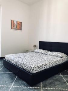 a bed sitting in a room with at Appartamento "Dolce Nelly" in Sestri Levante