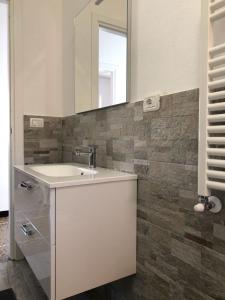 a bathroom with a sink and a mirror at Appartamento "Dolce Nelly" in Sestri Levante