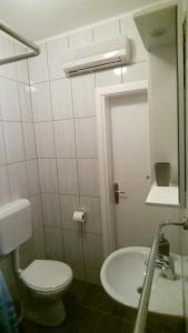 uma casa de banho com um WC e um lavatório em Trebisnjica em Trebinje