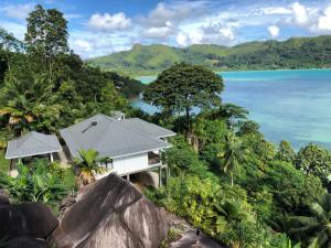 una casa su una collina vicino all'oceano di Sailfish Beach Villas a Anse a La Mouche