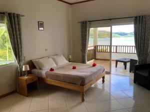 una camera da letto con un letto con rose rosse sopra di Sailfish Beach Villas a Anse a La Mouche