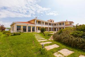 a large house with a lawn in front of it at Complex Villas Kaliakra & Gradina in Bŭlgarevo
