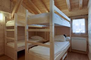 Habitación con litera y 2 literas en una cabaña en Chalet Ange en La Giettaz