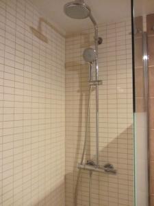 エル・ポルティルにあるÁtico del Portilのバスルーム(シャワー、シャワーヘッド付)が備わります。