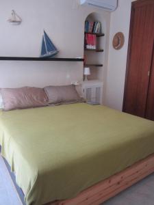 エル・ポルティルにあるÁtico del Portilのベッドルーム1室(緑色のベッドカバー付)