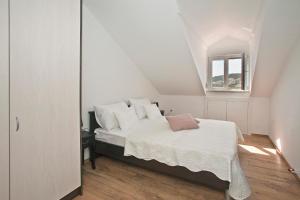 Katil atau katil-katil dalam bilik di Nerica Apartment