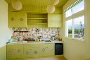 Kuchyň nebo kuchyňský kout v ubytování Ming Shui Lu Homestay