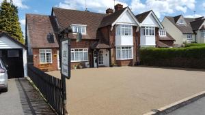 una casa con un cartel delante de ella en Hampton Lodge En-Suite Rooms with Free Parking en Stratford-upon-Avon