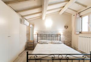 A bed or beds in a room at Il Lavandeto - farmhouse in the city